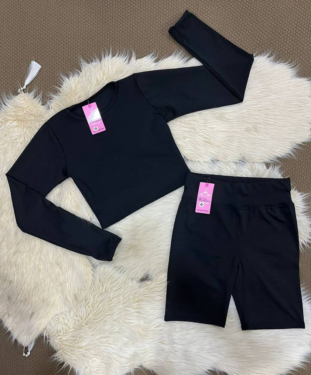 طقم رياضي أسود بأكمام طويلة وشورت – مظهر عصري ومريح