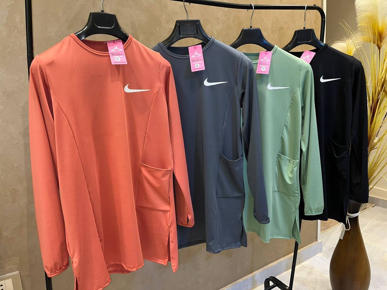 تيشيرت رياضي بأكمام طويلة بتقنية دراي فيت مع جيوب جانبية - 4 ألوان